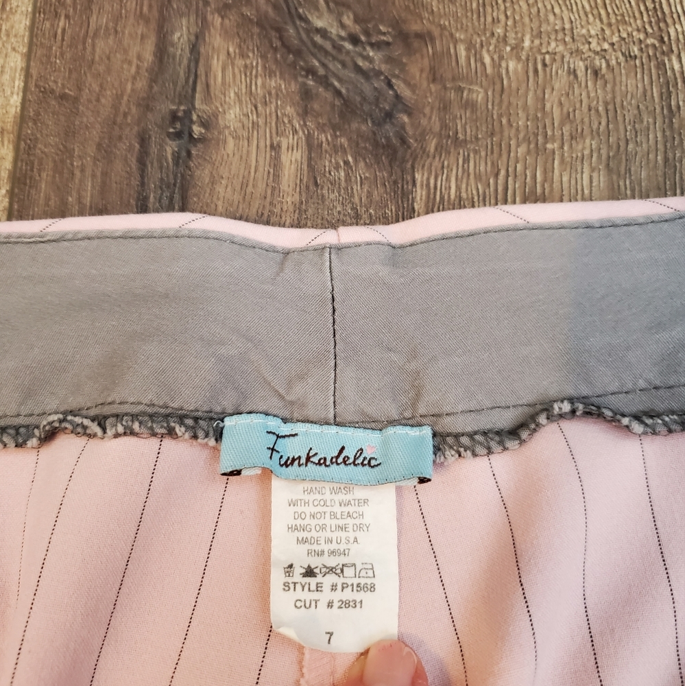 Pink pinstripe capris - Picture 4 of 8